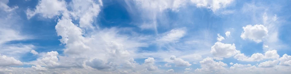 Foto op Plexiglas sky panorama.Panoramische opname van een mooie bewolkte hemel. © Yingyaipumi