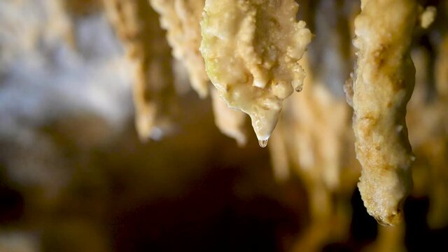 沖縄県石垣島の鍾乳洞の水滴が5倍スローモーションで落ちるシーン A scene of water droplets falling in 5x slow motion in a limestone cave on Ishigaki Island, Okinawa.