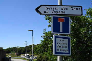 Panneaux français indiquant un terrain pour les gens du voyage et une impasse