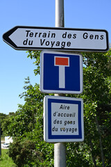 Panneaux français indiquant un terrain pour les gens du voyage et une impasse