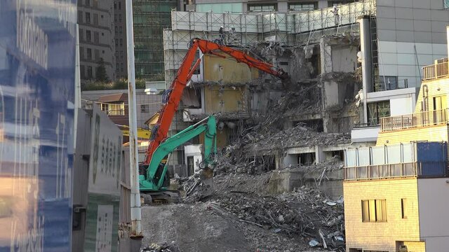 Video of demolition excavator destroys an old building.