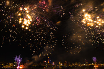 a night sky full of fireworks