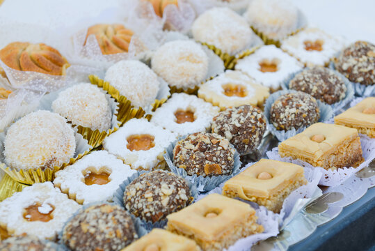 Assortiment de p&acirc;tisseries orientales traditionnelles pr&eacute;sent&eacute;es dans un plat, remplissant l'image vue de dessus
