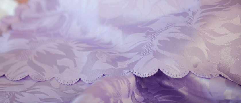Banni&egrave;re d'une texture soyeuse de tissu imprim&eacute; violet aux motifs floraux