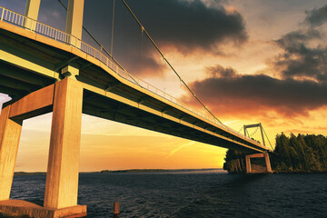 Obraz premium bridge at sunset. shot at päijänne, Finland.