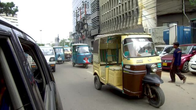 Tuk Tuk Driving on the streets of Karachi 
