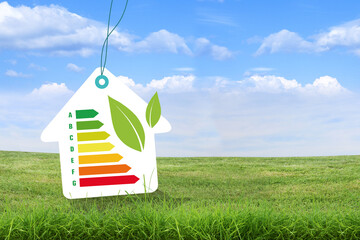 Transition écologique et performance énergétique, maison écologique dans la nature avec ciel...