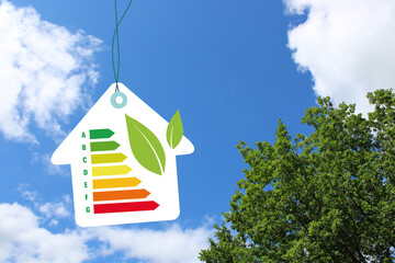 Transition écologique et performance énergétique, maison écologique dans la nature avec ciel...