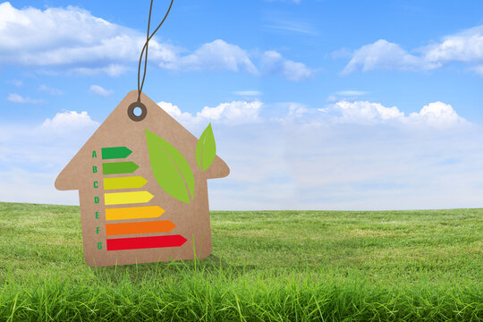 Transition écologique et performance énergétique, maison écologique dans la nature avec ciel bleu.