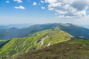 Naklejka premium A beautiful view from Hoverla in the Carpathians to the mountains against the background of the sky. Ukraine.