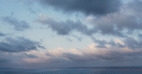 Obraz premium Cloudy evening sky. Sunset. Sun low over the horizon