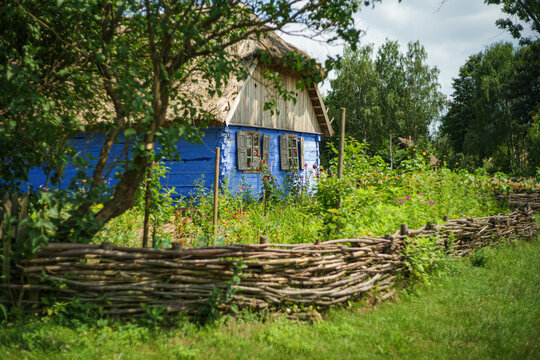 Klasyczna drewniana chata pokryta strzechą