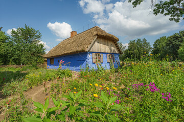 Stara drewniana chata polskiej wsi mazowieckiej