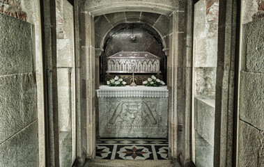 Urna con los restos del apóstol Santiago en la catedral de Santiago de Compostela, España - obrazy, fototapety, plakaty