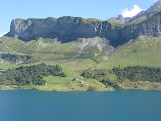 Lac de Roselend, montagne et ciel bleu