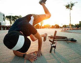 The guy is falling from the electric scooter on the way © SkyLine