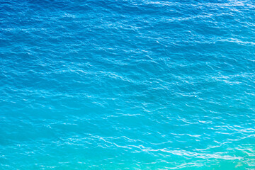 Obraz premium Clear water of the sea from above. Aerial view. Turquoise sea background. Summer theme. sun, sea and sand tourism. abstract pattern of the sea