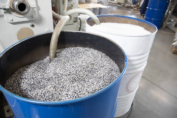 Open barrel full grain malt. White polypropylene bag. PP