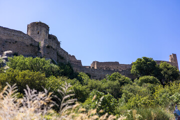 Fototapeta na wymiar Vue sur les murailles de la Forteresse de Mornas (Provence-Alpes-Côte d’Azur, France)