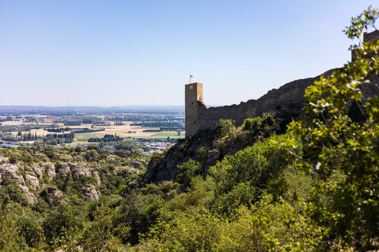 Vue sur la Forteresse de Mornas et la Vall&eacute;e du Rh&ocirc;ne avec l'Autoroute A7 (Provence-Alpes-C&ocirc;te d'Azur, France)