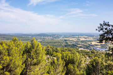 Vue sur la Forteresse de Mornas et la Vallée du Rhône avec l'Autoroute A7 (Provence-Alpes-Côte d'Azur, France) - obrazy, fototapety, plakaty