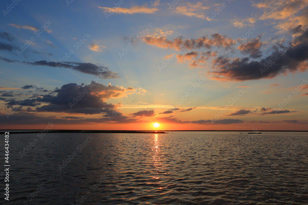 Wall mural sunset on sea