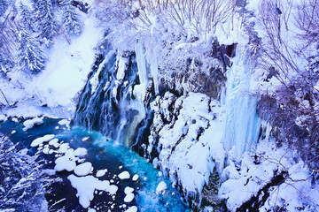 美瑛白金〜雪が積り一部が凍っている白冬のひげの滝