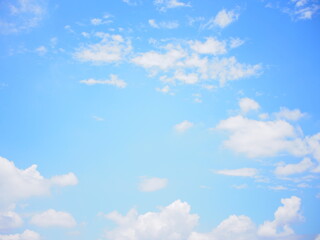 初夏のさわやかな青空