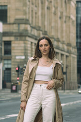 Fototapeta premium Modelo Mujer Posando en Calles de la Ciudad de Glasgow en Reino Unido