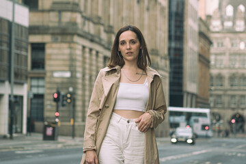 Obraz premium Modelo Mujer Posando en Calles de la Ciudad de Glasgow en Reino Unido
