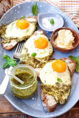 Pesto Eier, Spiegeleier in Pesto gebraten