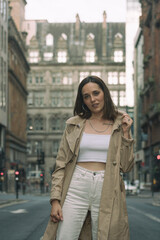 Obraz premium Modelo Mujer Posando en Calles de la Ciudad de Glasgow en Reino Unido