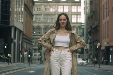 Modelo Mujer Posando en Calles de la Ciudad de Glasgow en Reino Unido
