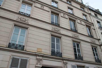 Obraz premium residential building in paris (france)