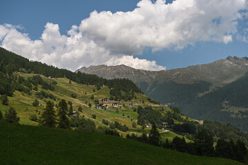Fototapeta na wymiar paesaggio di montagna estate baita baite chalet 