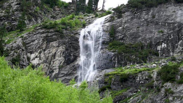 Wasserfall n&auml;he des Schlegeis Speicher Stausee im Zillertal, Tirol, &Ouml;sterreich im Sommer