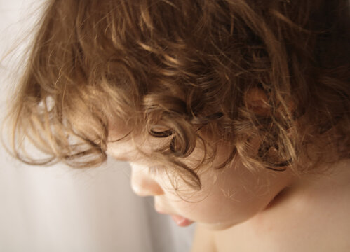 Ni&ntilde;o peque&ntilde;o o beb&eacute; de 21 meses de edad con pelo largo.