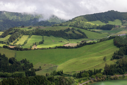 O Miradouro do Pico do Ferro &eacute; um mirante portugu&ecirc;s localizado na freguesia das Furnas, concelho da Povoa&ccedil;&atilde;o, ilha de S&atilde;o Miguel, arquip&eacute;lago dos A&ccedil;ores.