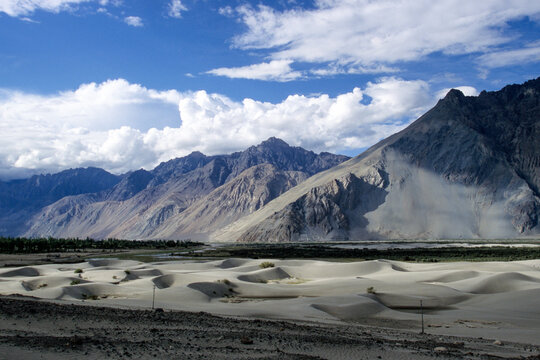 Nubra Valley Images – Browse 4,140 Stock Photos, Vectors, and Video