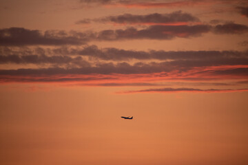Flugzeug startet bei Sonnenuntergang
