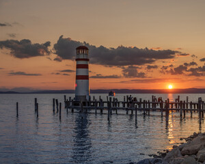 Fototapeta premium Podersdorfer Leuchtturm bei Sonnenuntergang