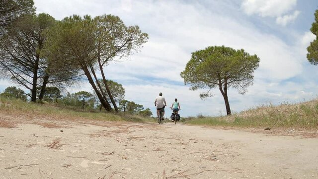 Un couple faisant du v&eacute;lo en campagne sur un sentier