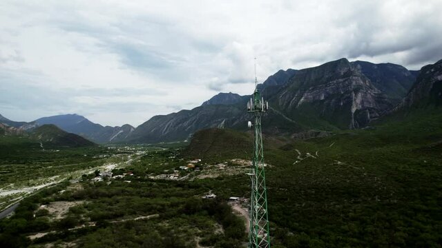 Plano cenital a&eacute;reo de una torre de telecomunicaciones para telefon&iacute;a celular y transmisi&oacute;n de se&ntilde;ales