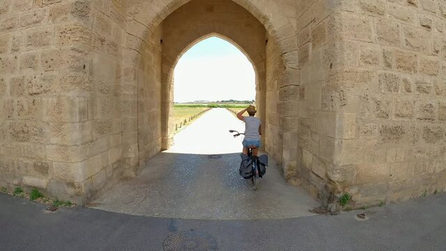 Une femme faisant du v&eacute;lo en campagne