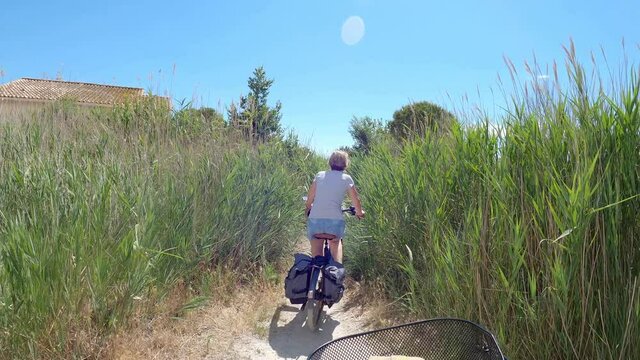 Une femme faisant du v&eacute;lo en campagne
