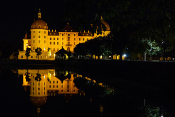 Das Schloss Moritzburg bei Nacht