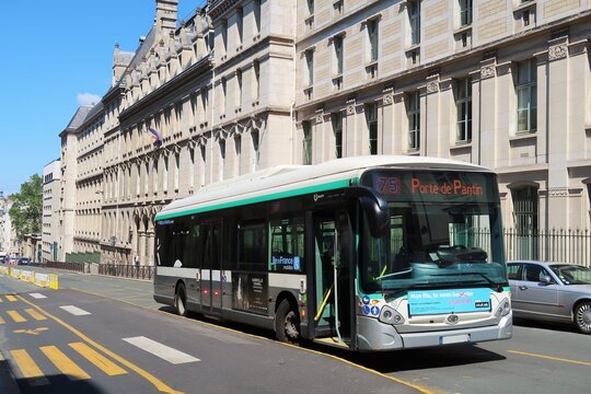 Transport public urbain, bus RATP sur une route, à côté d'une piste cyclable, dans une rue de la ville de Paris – mai 2021 (France)
