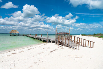 Embarcadero privado en una playa del caribe con mar turquesa y arena blanca, Holbox, Mexico, Punta...