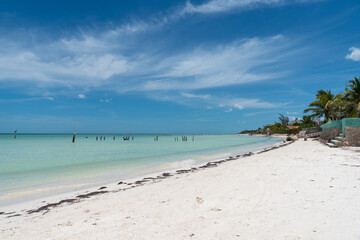 Fototapeta na wymiar Playa noreste de la isla mexicana de Holbox, mostrando nubes, agua turquesa y arena blanca