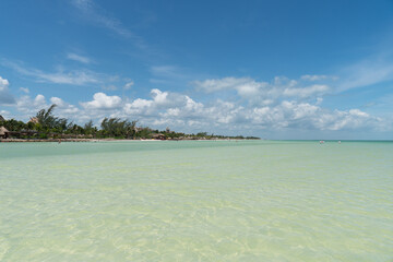 Foto de una playa del caribe desierta tomada desde una manga de arena